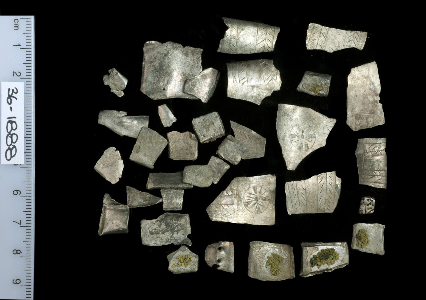 Uno dei tesoretti di frammenti d'argento usati come proto valuta già 3600 anni fa rinvenuto in Israele in un'immagine diramata dalla Israel Antiquities Authority