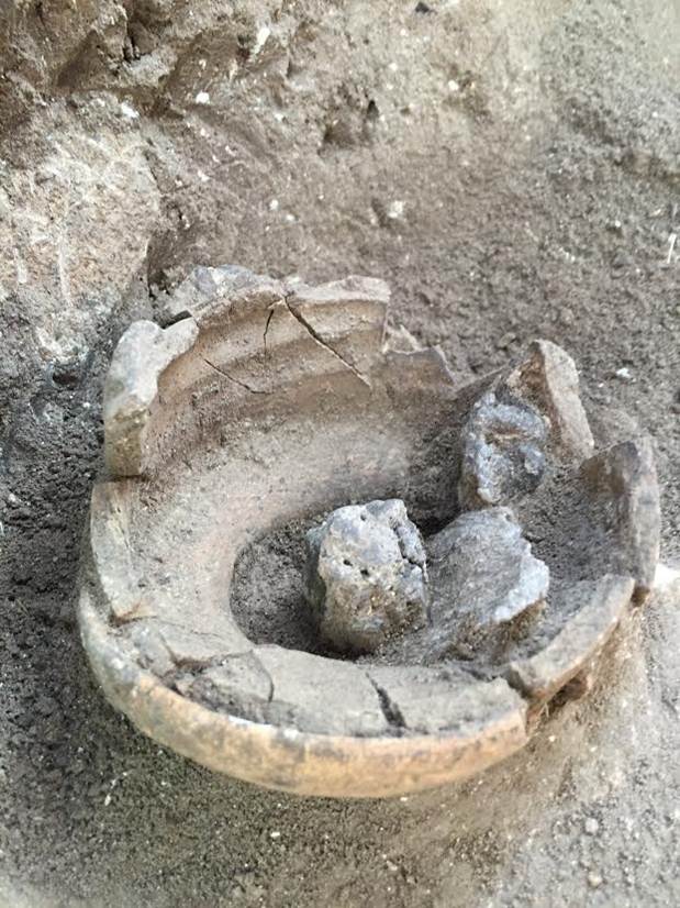 I frammenti in argento sono spesso stati rinvenuti, come in questo caso, in contenitori di ceramica occultati in vari siti archeologici di Israele e della Striscia di Gaza