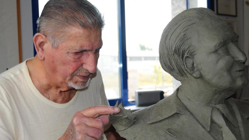 Angelo Grilli al lavoro nel suo studio di Pavia: all'attività di scultore e ad una forte personalità artistica anche nel disegno, l'artista pavede ha sempre affiancato l'attività di medaglista