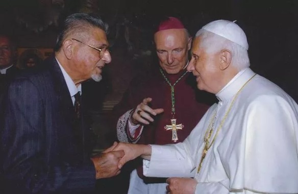 Angelo Grilli ricevuto in udienza da papa Benedetto XVI: per l'Anno della Fede 2012-2013 l'artista realizzò una delle sue plastiche e suggestive medaglie commemorative