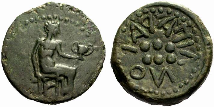 Il dio della metallurgia è raffigurato intento a realizzare un elegante coppa da banchetto su questa moneta in bronzo della zecca di Lipara, in Sicilia