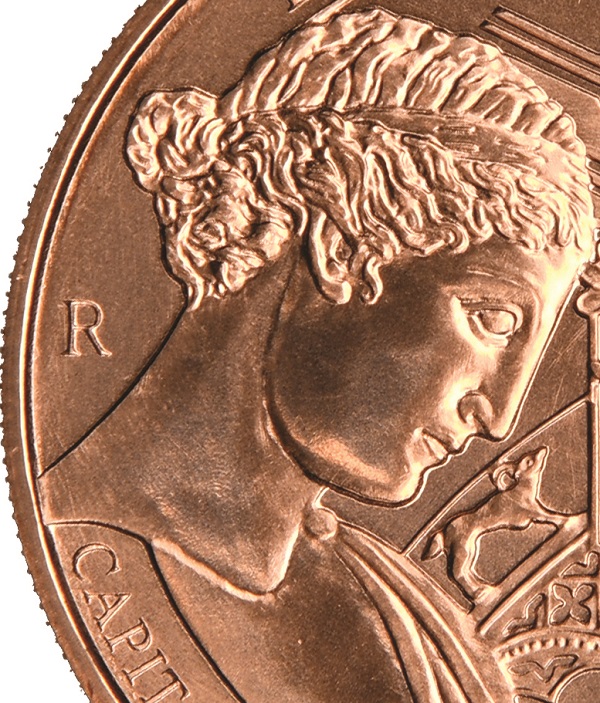 Il classico ed elegante profilo della "Vittoria alata" di Brescia sul rovescio della moneta appena emessa da IPZS
