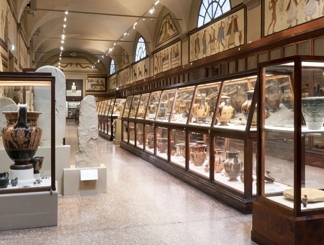 Una delle sale del Museo civico archeologico di Bologna: nel percorso è possibile ammirare importanti sezioni dedicate alle antichità egizie, greche ed etrusco romane con reperti di altissimo pregio