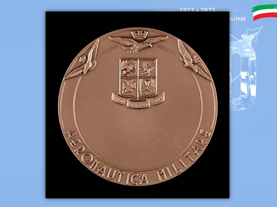 L'araldica dell'Aeronautica militare, scelta un secolo fa e creata a partire dagli emblemi di quattro storici reparti di volo della Grande guerra, campeggia sul rovescio della medaglia ufficiale del centenario dell'Aeronautica