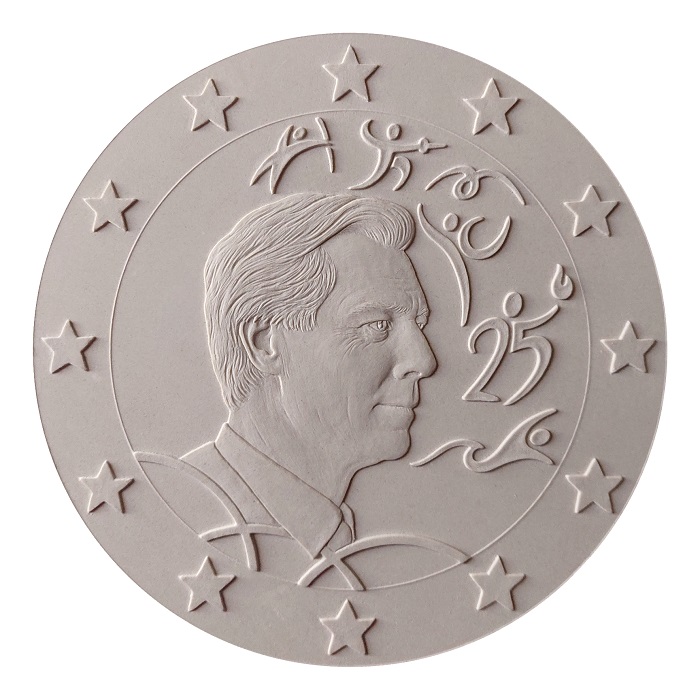 In esclusiva per "Cronaca numismatica" il modello in gesso che Chiara Principe ha realizzato per i prossimi 2 euro del Lussemburgo: la moneta celebra i 25 anni del granduca come membro del CIO