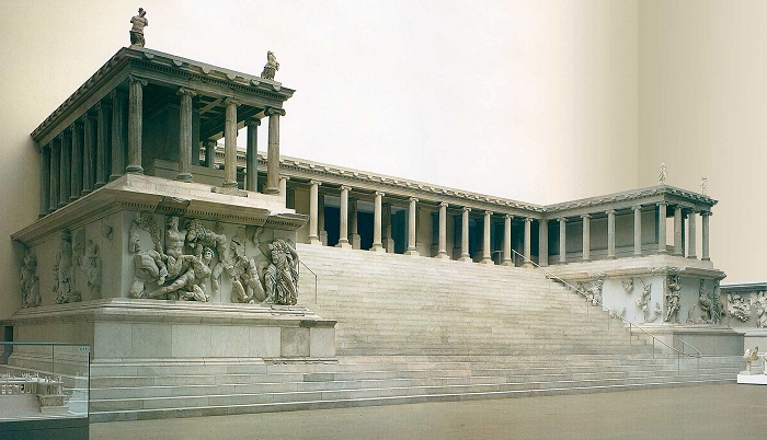 L'Altare di Pergamo a Pergamo, capolavoro dell'arte ellenistica, fu edificato da Eumene II in onore di eus salvatore e Atena portatrice di vittoria per la vittoria sui Galati; la parte anteriore dell'altare si trova al Pergamonmuseum di Berlino