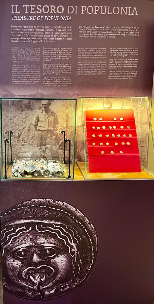 Una vetrina dell nuovo allestimento delle monete etrusche rinvenute sulla spiaggia di Baratti nel 1939 ed esposte al Museo di Populonia