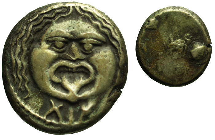 A parte cinque esemplari, l'interessante rinvenimento è formato da monete etrusche con il volto frontale di Metvs