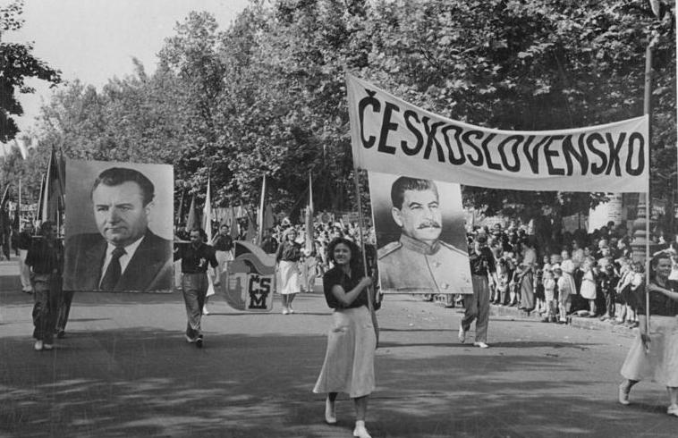 Manifestazione popolare del 1949 di giovani cecoslovacchi a Budapest con i ritratti di Klement Gottwald e di Stalin portati in trionfo: l'allineamento all'URSS dei paesi dell'Est nella Guerra fredda