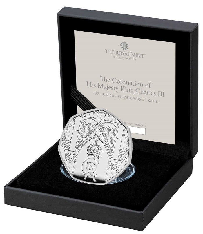 Il monogramma coronato sotto le volte dell'abbazia di Westminster sono il rovescio della moneta più popolare legata all'incroronazione di Carlo III, qualla da 50 pence in cupronichel
