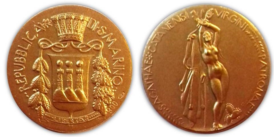Nel 1967 il maestro Filippo Sgarlata modellò per San Marino tre medaglie dedicate ai patroni Marino, Leo e Agata: ecco la coniazione in oro dedicata alla martire e compatrona della Repubblica