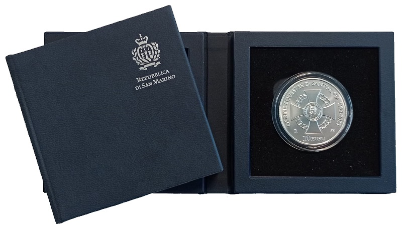 L'elegante packaging della moneta da 10 euro in argento sammarinese: al dritto lo stemma di Stato nella versione ufficiale modellata anni or sono da Antonella Napolione