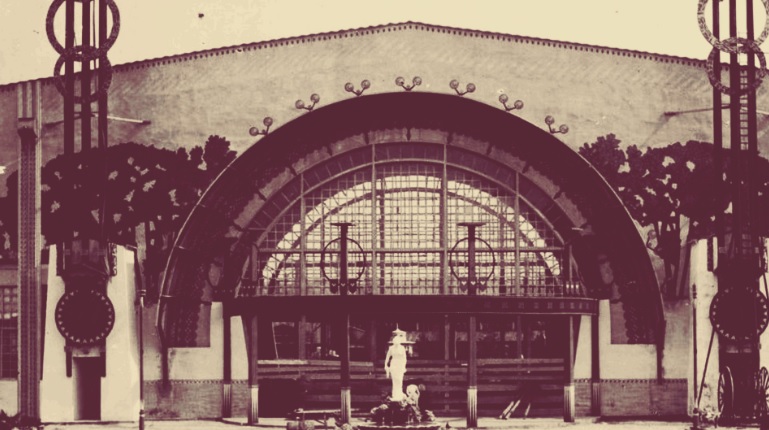 Ecco come appariva l'ingresso dell'Esposizione regionale Udine del 1930: un'architettura solenne, in stile Liberty, per un padiglione in cui città e territorio mostrarono il loro meglio