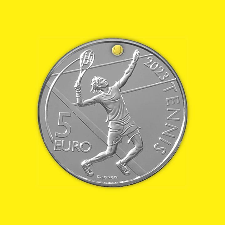 Un punto di colore, una modellazione plastica e moderna per i 5 euro in argento proof che Daniela Longo firma per il Titano in questo 2023 a celebrare anche i 30 anni degli International Open