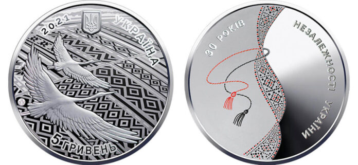 La moneta da 5 grivnia in argento, con delicate applicazioni di colore sul rovescio, che si è aggiudicata il premio COTY come moneta dell’anno coniata nel 2021: ricorda i trent’anni dell’indipendenza dell’Ucraina