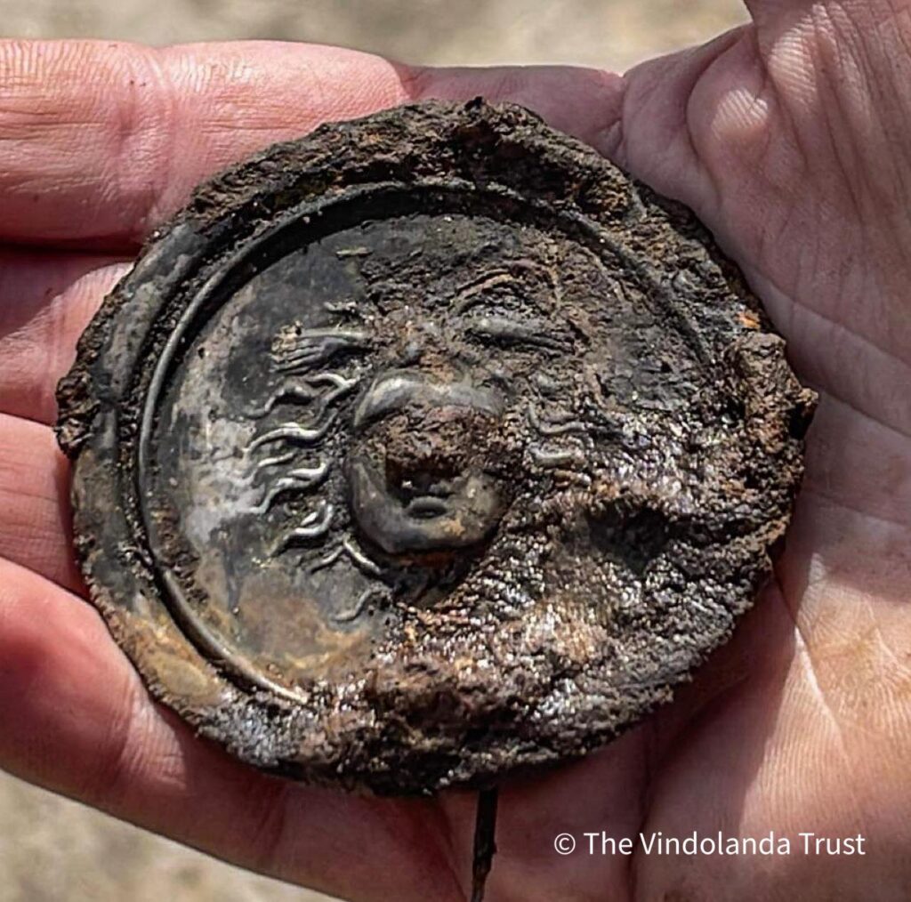 La falera romana appena rinvenuta nel sito archeologico dell'antico forte di Vindolanda, lungo il Vallo di Adriano che segnava confine tra la provincia romana occupata della Britannia e la Caledonia | (C) The Vindolanda Trust