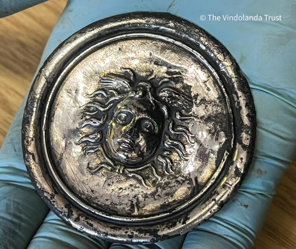 Lo sguardo di Medusa riappare sulla magnifica falera in argento rinvenuta in Gran Bretagna dopo le operazioni di ripulitura effettuate dagli archeologi | (C) The Vindolanda Trust