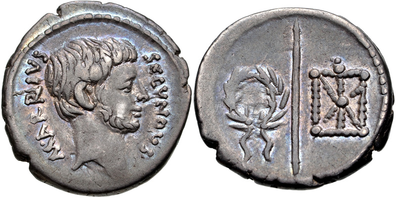 Su questo denario del 43 a.C. raffigurante al dritto, probabilmente, un giovane Ottaviano barbuto, al rovescio si nota una composizione di falere e nastri, ossia quello che oggi chiameremmo un "medagliere militare"