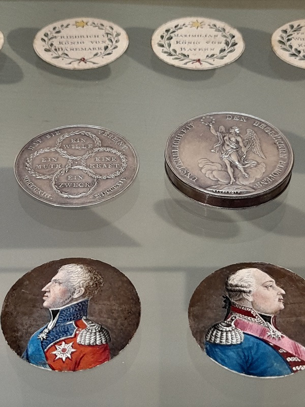 Strumenti di propaganda, ma anche piccoli scrigni d'arte, le medaglie scatola rappresentano un'espressione tipica del periodo napoleonico