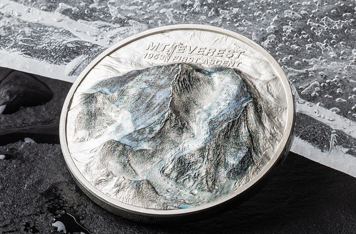 Un piccolo Monte Everest "da scrivania" è quello che svetta sulle monete di Cook Islands realizzate in argento al peso di due once e di ben un chilogramma per ricordare i sessant'anni dalla prima ascensioen