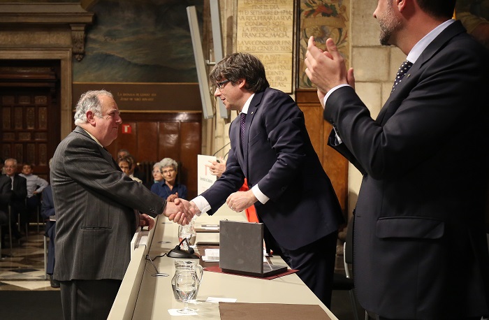 La consegna a Miquel Crusafont I Sabater della "Creu de San Jordi", la più alta onorificenza che la Catalogna conceda a coloro che si sono distinti nella diffusione della cultura della regione