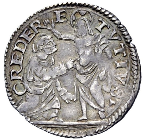 Il rovescio della rara moneta da due terzi di grosso in argento coniata ad Urbino con la scena di san Tommaso che tocca il costato del Risorto e il motto CREDERE TVTIVS