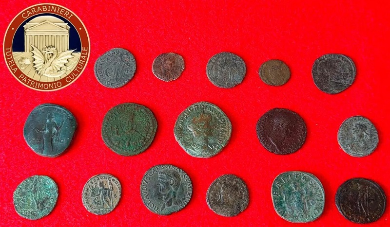 Alcune delle 62 monete romane imperiali provenienti da scavo illecito che i Carabinieri del TPC hanno consegnato al Museo archeologico nazionale di Aquileia su provvedimento della Procura di Gorizia