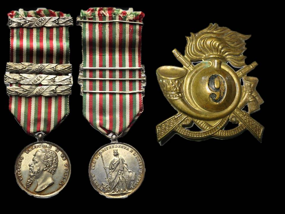 Tra le decorazioni ricevute dal numismatico la medaglia delle campagne risorgimentali; a destra, il fregio del 9° Reggimento Bersaglieri di cui Ruggero fu comandante