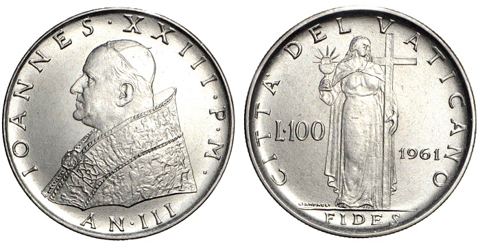 Uno dei ben 783.000 esemplari di moneta in acmonital da 100 lire di papa Giovanni XXIII coniati nel 1961: uno degli spiccioli vaticani più comuni di quegli anni, finiva spesso anche in circolazione in Italia