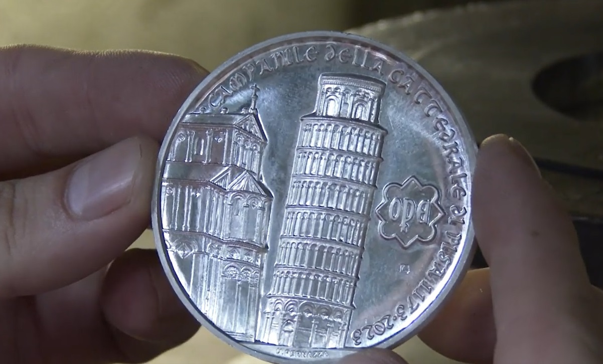 Un esemplare in argento della medaglia per gli 850 anni della Torre di Pisa appena uscito dalle presse del Poligrafico e zecca dello Stato italiano e non ancora patinato