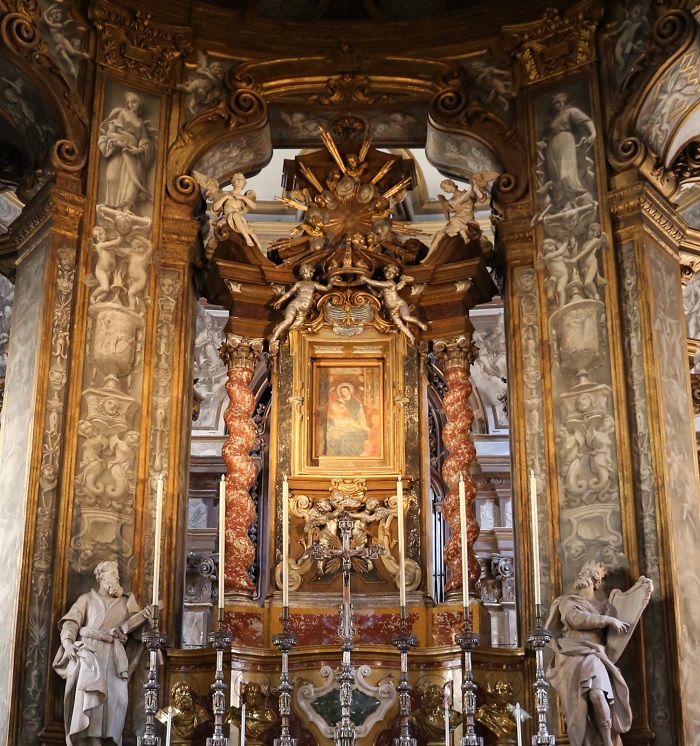 L'altare maggiore della basilica in cui, a Parma, si venera la Madonna della Steccata: da notare come anche nell'impianto decorativo del quadro siano presenti, come in moneta, i due cherubini con la corona