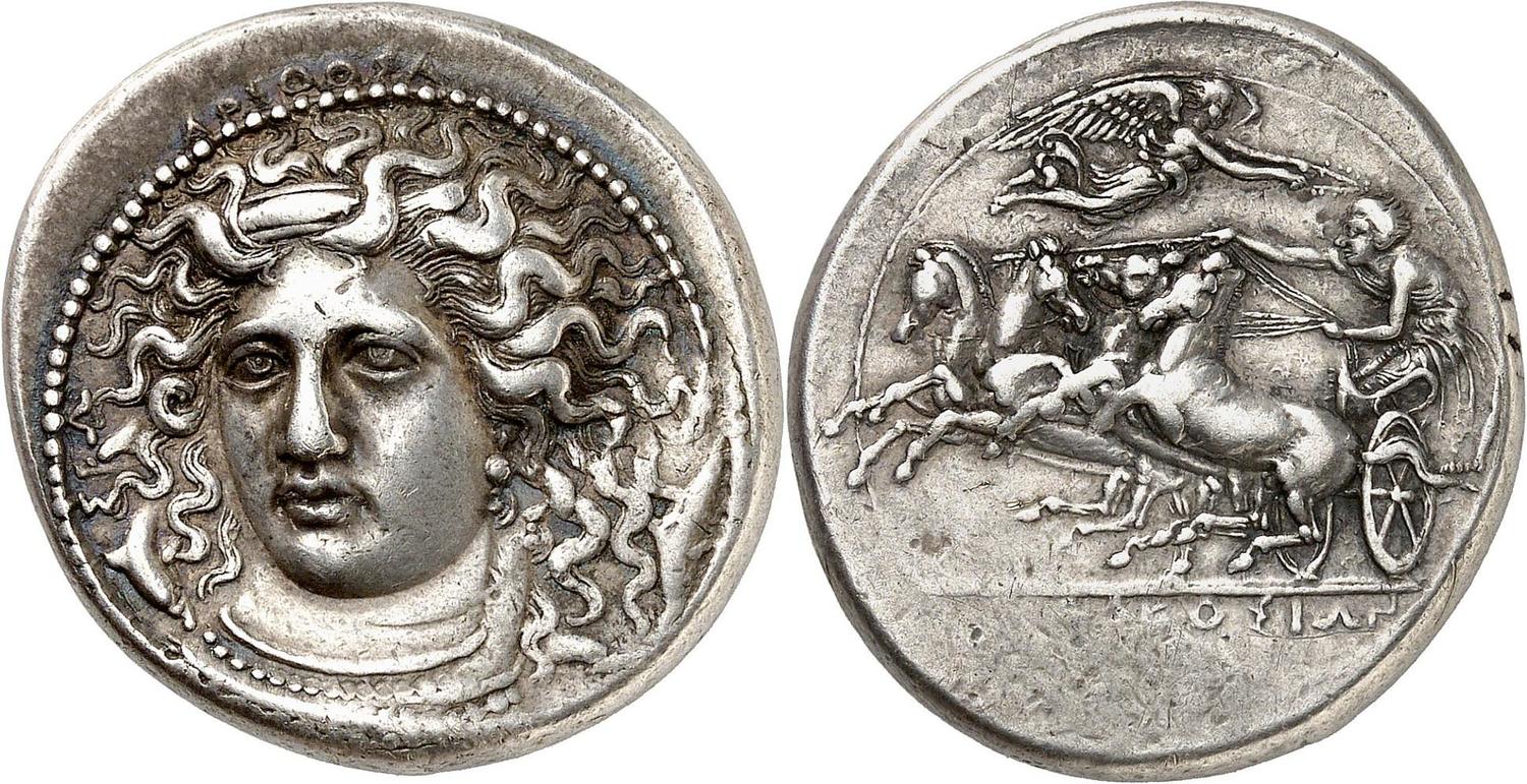 Tra i massimi esempi di ritratto monetale femminile nel mondo greco, per finezza e stile, quello di Arethusa firmato da Kimon su questa rarissima tetradracma per Siracusa coniata nel 406-400 a.C.