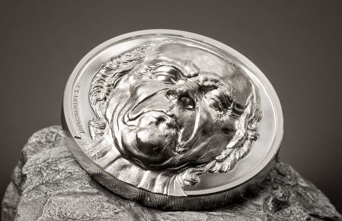 scultura arte the vexed man cook islands moneta argento getty museum franz xaver messerschmidt volto umano espressione
