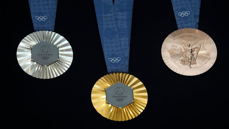 medaglie olimpiche per parigi 2024 oro argento bronzo acciaio torre eiffel esagono premio sport