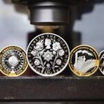 prime monete britanniche 2025 royal mint pound penny pence red arrowr greenwich treno ferrovia regina madre elisabetta guerra medaglie collezione numismatica