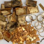 chili di monete in oro tesoro gioielli bracciali portasigarette ritrovamento boemia scoperta archeologia valore numismatica