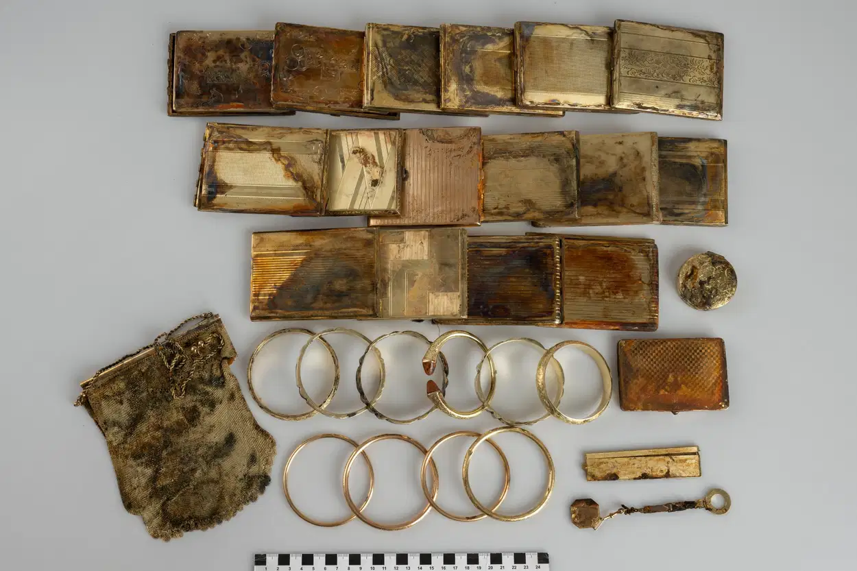 chili di monete in oro tesoro gioielli bracciali portasigarette ritrovamento boemia scoperta archeologia valore numismatica