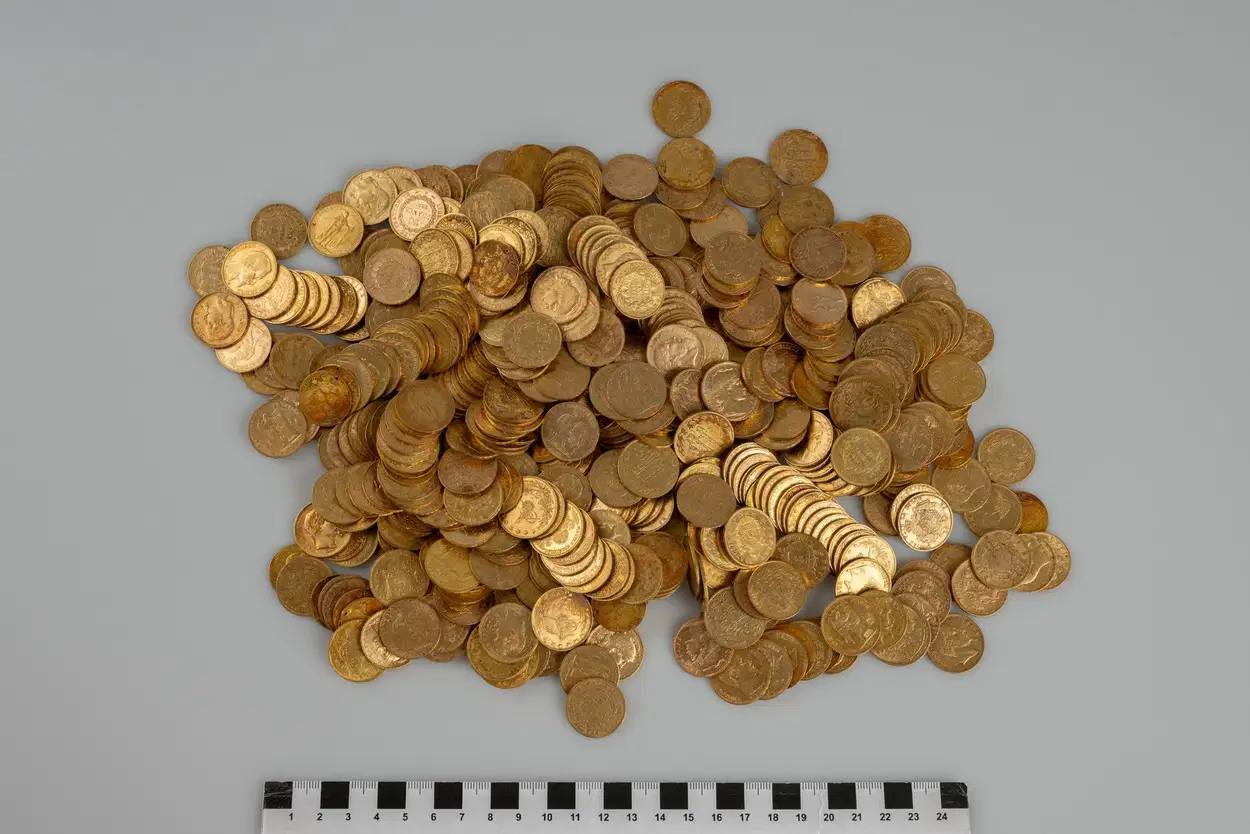 chili di monete in oro tesoro gioielli bracciali portasigarette ritrovamento boemia scoperta archeologia valore numismatica