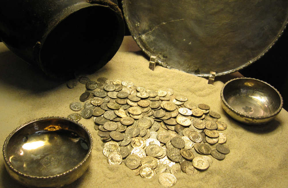 germania bonn colonia tesoro di wesseling numismatica monete romane epoca adrianea 943 denari argento roma impero repubblica metal detector scoperta archeologia coinsweekly