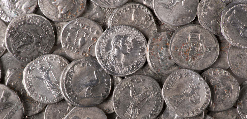 germania bonn colonia tesoro di wesseling numismatica monete romane epoca adrianea 943 denari argento roma impero repubblica metal detector scoperta archeologia coinsweekly
